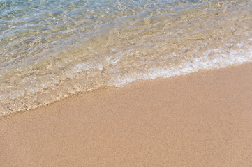 Fototapeta na wymiar 澄んだ海と綺麗な砂浜