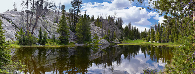 Obraz premium Wind River Range, Rocky Mountains, Wyoming, views from backpacking hiking trail to Titcomb Basin from Elkhart Park Trailhead going past Hobbs, Seneca, Island, Upper and Lower Jean Lakes as well as Pho