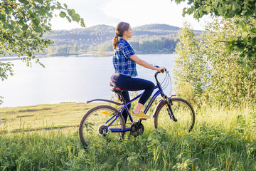 Obraz premium Young woman riding a bike