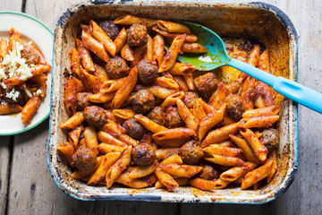 Meatballs & pasta bake with tomato sauce