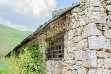 Fototapeta na wymiar abandoned home in the mountains