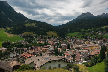 Fototapeta na wymiar Veduta panoramica di Moena in estate