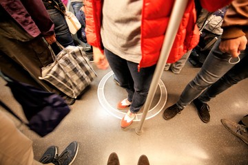 Persone in metropolitana