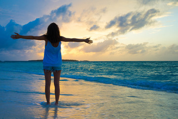 Fototapeta premium woman relax on the beach. Vacation at Paradise. Ocean beach relax, travel to Maldives islands