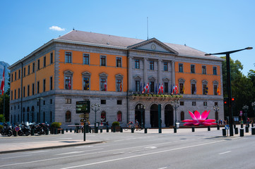 Naklejka premium Annecy town Hotel de Ville City Hall we Francji w słoneczny letni dzień
