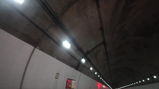高速道路のトンネル風景