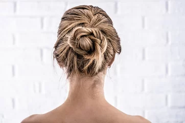 Photo sur Plexiglas Salon de coiffure Tête de jeune femme de dos. Coiffure tresse vue arrière. Chignon