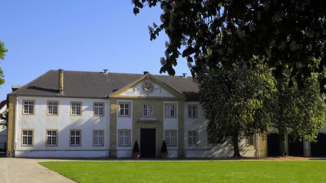Wundersch&ouml;nes Museum Marstall im Schlo&szlig; Neuhaus mit Barockgarten in Paderborn