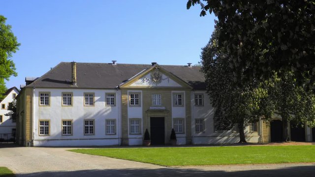 Wundersch&ouml;nes Museum Marstall im Schlo&szlig; Neuhaus mit Barockgarten in Paderborn