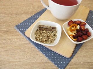 Tee aus getrockneten Erdbeeren, Hagebutten, Orangeschale und Süßholz