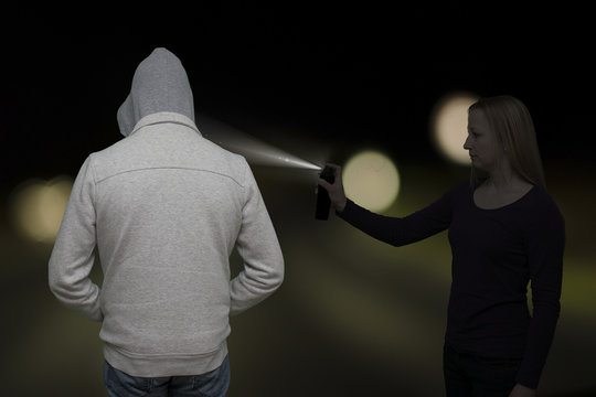 Frau verteidigt sich mit einem Pfeffersprach gegen einen Unbekannten