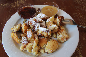 Kaiserschmarren mit Apfelmus und Pflaumenkompott