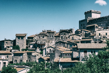 Obraz premium Scenic landscape view of a medieval town with a castle.