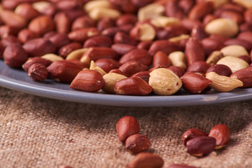 Obraz premium walnut peanut. peanuts for food textures. peanut harvest. fried peanuts. texture of the nuts. Nuts on the food dish. Selective focus