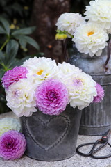 Dekoration mit Dahlienstrauß in Weiß und Lila