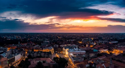 Photo sur Plexiglas Photo aérienne Vue aérienne du centre-ville de Timisoara - coucher de soleil incroyable avec de beaux nuages