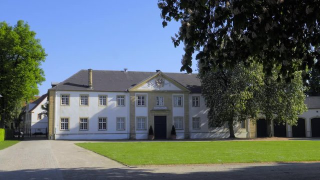 Wundersch&ouml;nes Museum Marstall im Schlo&szlig; Neuhaus mit Barockgarten in Paderborn