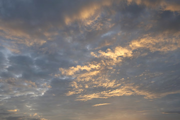 Obraz premium Dramatic cloudy and sunset in blue sky..