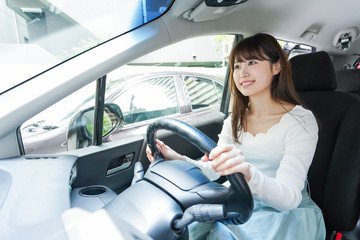 車を運転する女性