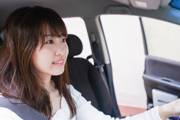 車を運転する女性