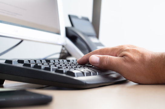 Auf der Tastatur eines Computers wird geschrieben