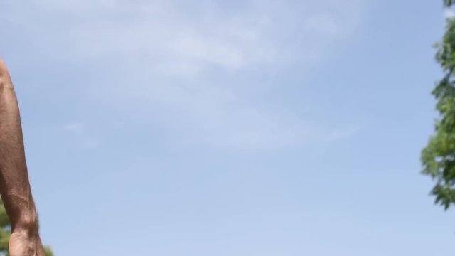 Manos que se unen. Amor y uni&oacute;n sentimental, Cielo azul despejado al aire libre en la naturaleza.