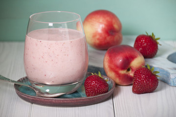 Smoothies of strawberry and nectarines with yogurt
