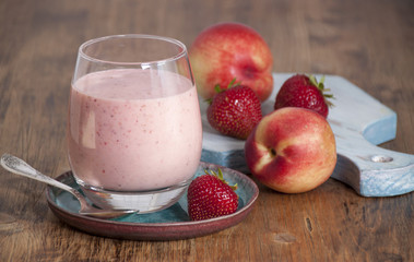 Smoothies of strawberry and nectarines with yogurt