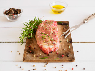 Grill Fleisch auf einem Holzbrett mit einem Rosmarinzweig