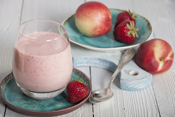 Smoothies of strawberry and nectarines with yogurt