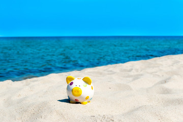 Urlaubsgeld - Sparschwein im Sand