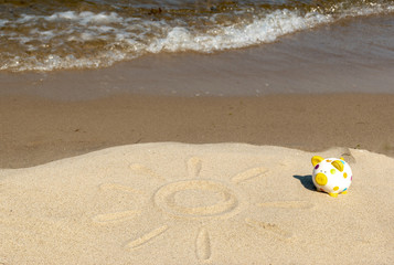 Urlaubsgeld - Botschaft im Sand mit Sparschwein
