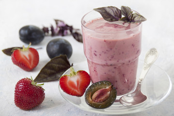 Smoothies of strawberry and nectarines with yogurt