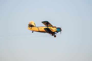 Fototapeta na wymiar Doppeldecker Flugzeug sprüht Insektizide