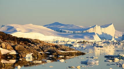 Crédence en verre imprimé Arctique Icebergs sur la côte