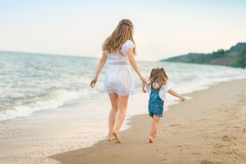 Naklejka premium Happy mother and kid on the beach