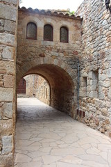 Vieille ville ruelle village médiéval de Pals Espagne Costa Brava sous les arches 2