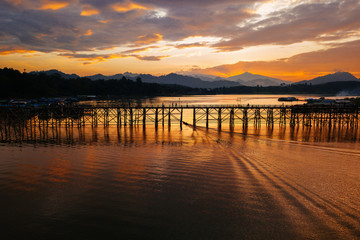 Fototapeta premium Mon Bridge The old wooden and long bridge in Thailand Sangkhlaburi Kanchanaburi