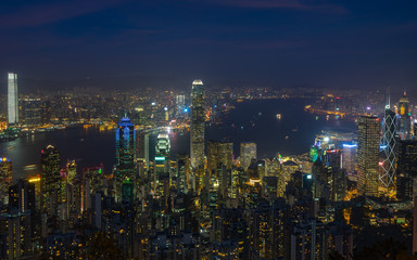 Obraz premium Hong Kong and Victoria Harbour at night viewed from Lugard Road, one of the best spot near Victoria Peak to enjoy the view of the city