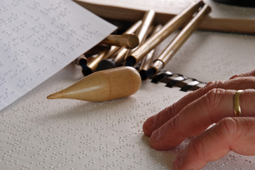 Reading braille text