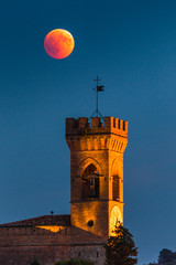 Obraz premium red moon eclipse on clock tower
