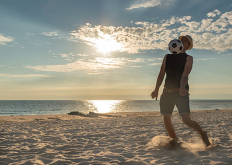 Fußball am Strand - Sonnenuntergang