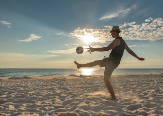 Fußball am Strand - Sonnenuntergang