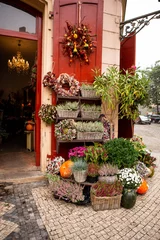 Papier Peint photo Fleuriste Décoration d& 39 automne avec des citrouilles et des fleurs dans un magasin de fleurs dans une rue d& 39 une ville européenne