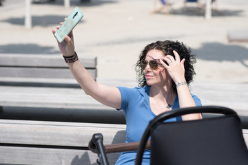 Frau mit Kinderwagen und Handy