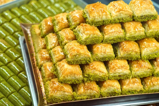 Baklava turc avec des couches de pâte filo et des noix - Adobe Stock