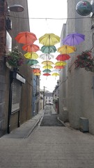 Gasse mit Regenschirmen Irland