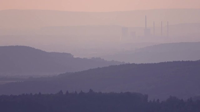 Abendhimmel und Kraftwerk Staudinger
