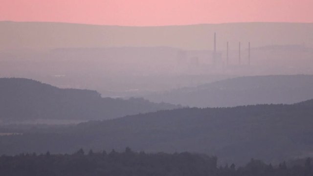 Abendhimmel und Kraftwerk Staudinger