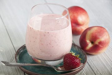 Smoothies of strawberry and nectarines with yogurt